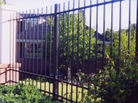 iron-anvil-fences-spear-top-double-rail-extended-picket-6-ft-high
