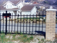 iron-anvil-fences-spear-top-single-rail-extended-picket-concave-01