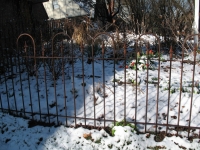 iron-anvil-fences-spear-top-single-rail-loop-and-spear-fence-red1-2