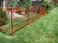iron-anvil-fences-spear-top-single-rail-loop-overlap-fence-rusty-iron-horse-3