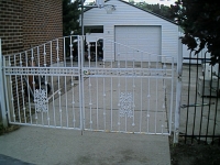 iron-anvil-fences-by-others-gate-with-square-pattern