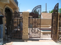 iron-anvil-gates-by-others-driveway-arch-la-brett-job-14197-peter-mousdkondis