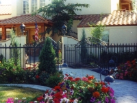iron-anvil-gates-by-others-driveway-arch-scroll-valance