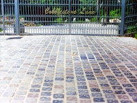 iron-anvil-gates-by-others-driveway-flat-cobblestone