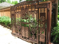 iron-anvil-gates-by-others-driveway-flat-la-brett-job-14197-peter-mousdkondis