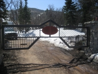 iron-anvil-gates-by-others-driveway-flat-sletta-construction-cable-rail-stairs-and-4
