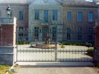 iron-anvil-gates-by-others-driveway-french-castings