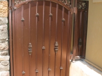 iron-anvil-gates-by-others-man-arch-la-brett-job-14197-peter-mousdkondis