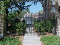 iron-anvil-gates-by-others-man-scroll-near-university-of-utah-3