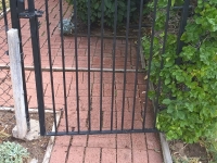 61-0152-Iron-Anvil-Gates-Man-Flat-CALL-19055-CIRCLE-TOP-GATE-1985-599-