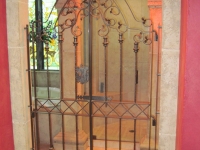 61-0871-Iron-Anvil-Gates-Man-Arch-TAMMY-RODGERS-GATE-BATHROOM-1-399
