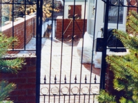 iron-anvil-gates-man-arch-double-top-2