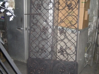 iron-anvil-gates-man-arch-scroll-with-grid-kick-panel