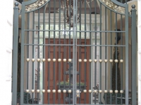 iron-anvil-gates-man-french-curve-chateau-on-the-green