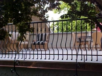 iron-anvil-railing-belly-rail-single-top-round-collars-doran-taylor-read-deck-3