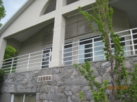 iron-anvil-railing-horizontal-pipe-above-foothill-1