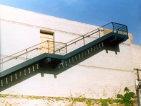 iron-anvil-stairs-double-stringer-treads-grip-strut-40-4000-gastronomy-2