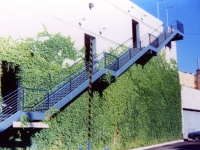 iron-anvil-stairs-double-stringer-treads-grip-strut-40-4000-gastronomy-4